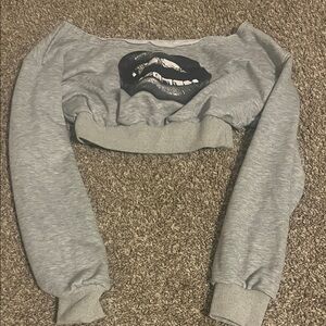 Gray Cropped Sweatshirt with Lip Design SHEIN
